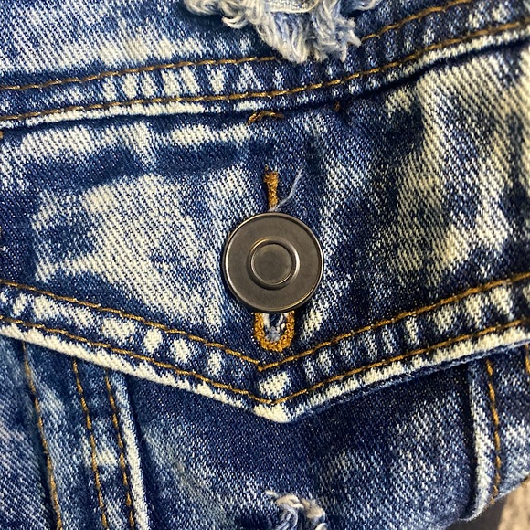 Carbon- Jean Jacket size Medium worn only a few times. Basicallyy brand new. - Picture 2 of 9
